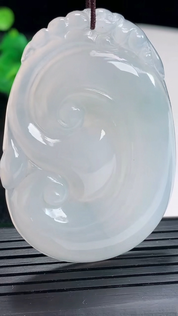 天然A货翡翠如意吊坠尺寸55.5-39.6-5.5重量:23.17g
4月17日