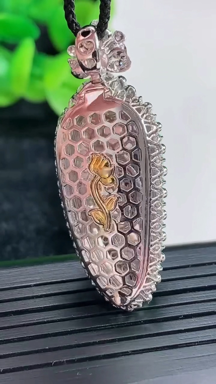 天然A货翡翠福瓜吊坠尺寸43-17-11.，裸石30-13.5重量:9.65g
4月17日