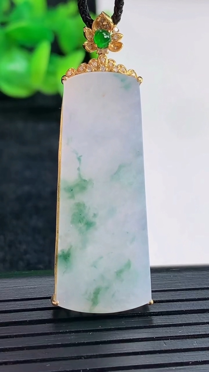 天然A货翡翠18k金紫罗兰 飘花无事牌吊坠尺寸49-16.5-5.5，裸石39-16重量:7.12g