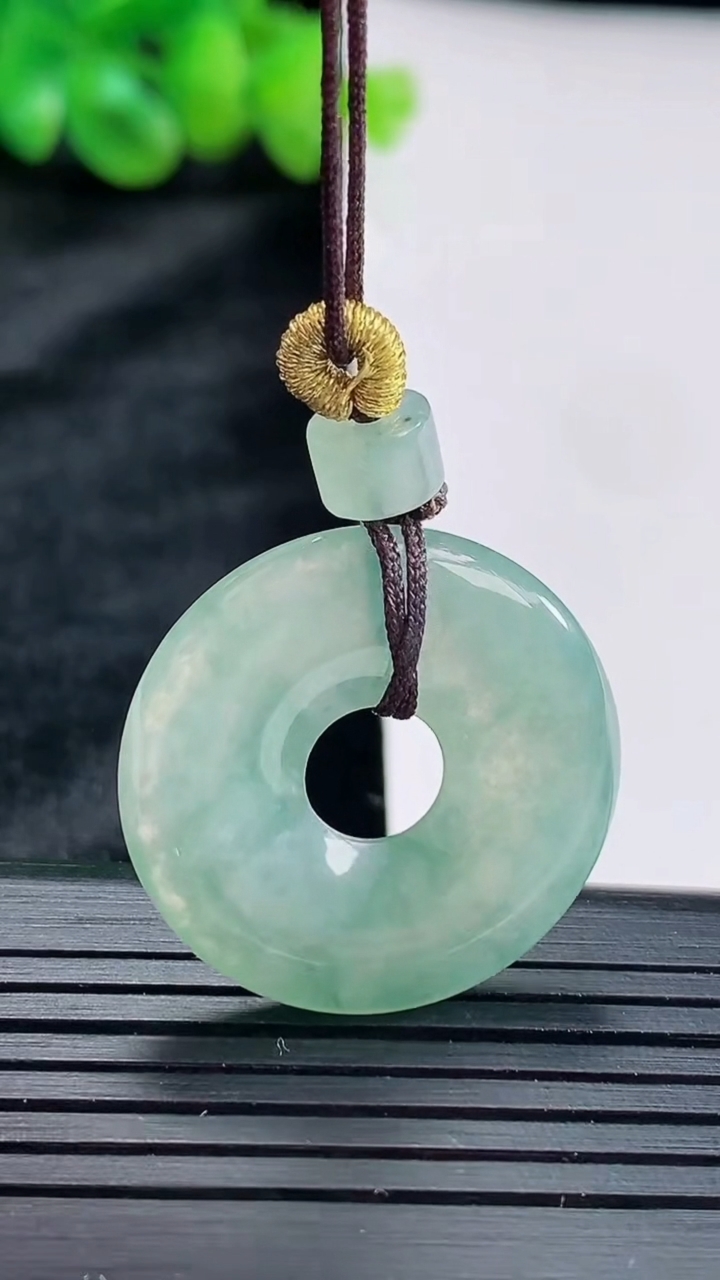 天然A货翡翠飘花平安环吊坠尺寸26-4重量:6.04g
4月17日