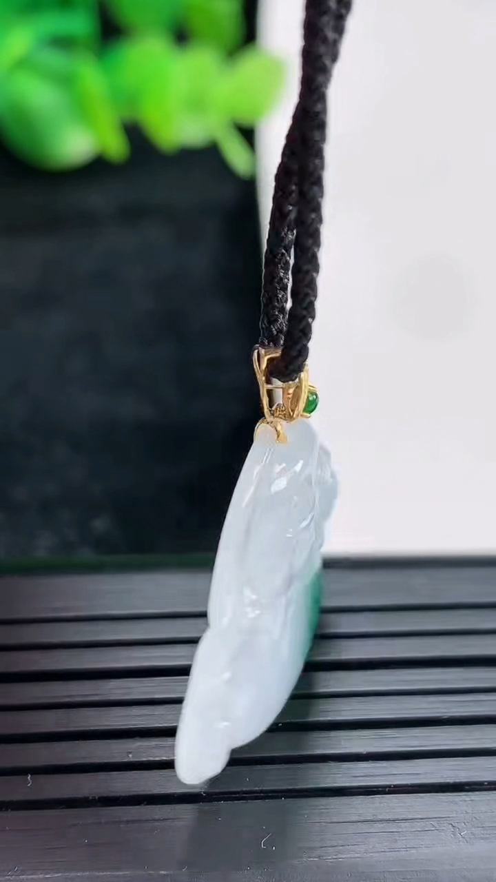 天然A货翡翠18k金飘花佛公吊坠尺寸23-26.5-4重量:3.90g
4月17日