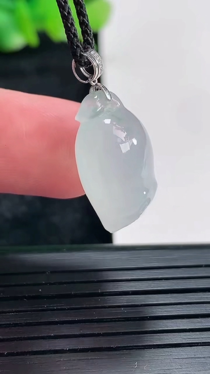 天然A货翡翠18k金飘花莲蓬吊坠尺寸20-13-10重量:4.65g
4月17日