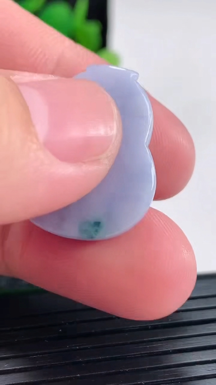 天然A货翡翠紫罗兰飘花葫芦吊坠尺寸24.5-20.5-7.5重量:7.25g
4月17日