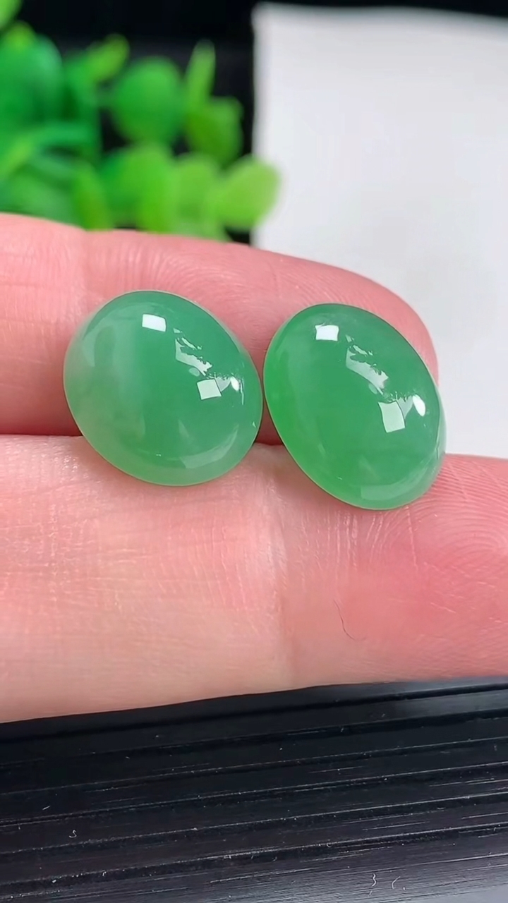 天然A货翡翠蛋面镶嵌件一对尺寸14-12-7重量:3.80g
4月17日