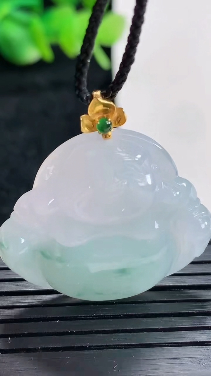 天然A货翡翠18k金飘花佛公吊坠尺寸28.5-31.5-5.5重量:8.23g
4月17日