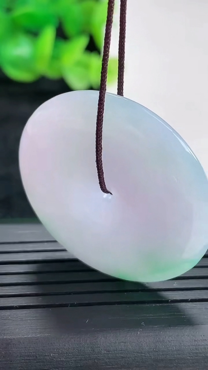 天然A货翡翠春带彩 紫罗兰平安扣吊坠尺寸35-5.5重量:15.50g
4月17日