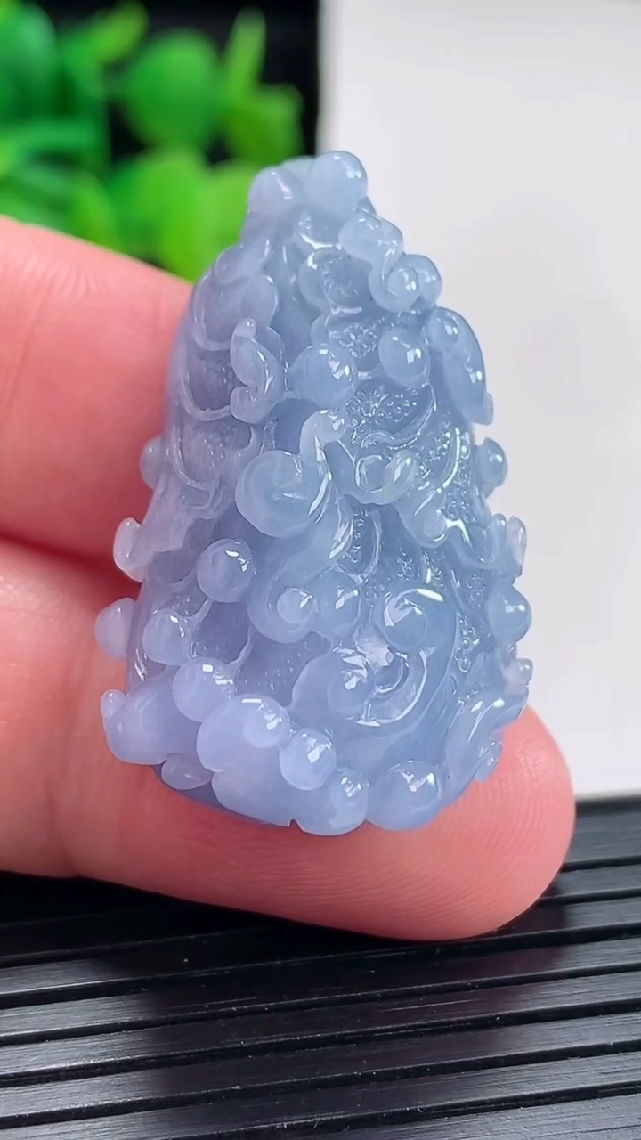 天然A货翡翠紫罗兰白菜吊坠尺寸35.5-22.5-13重量:14.09g
4月17日