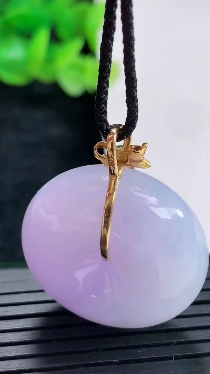 天然A货翡翠18k金紫罗兰平安扣吊坠尺寸28-12.5重量:21.03g
4月17日