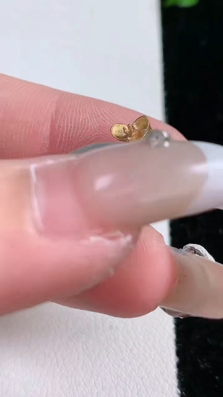 天然A货翡翠18K金飘花路路通吊坠，尺寸21.6-17.8-6.6，重:4.42g
4月17日