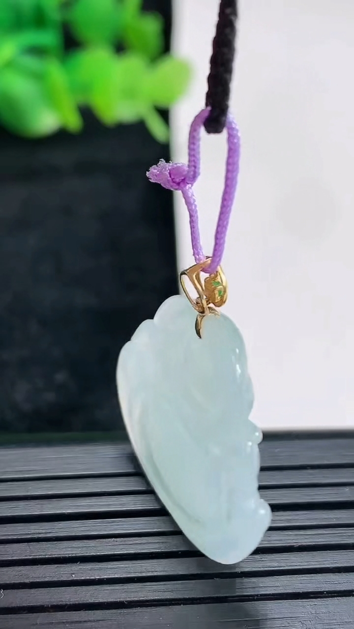 天然A货翡翠种白冰佛公吊坠尺寸23.6-27-4.5重量:4.25g
4月17日