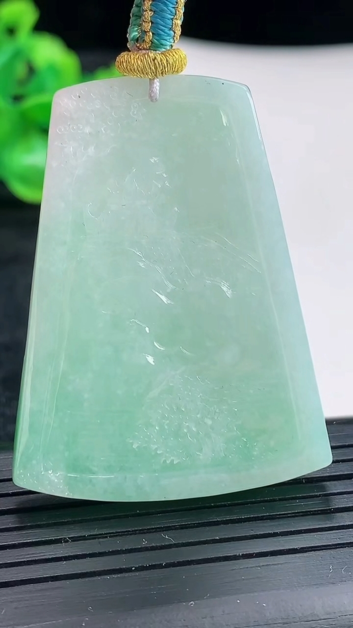 天然A货翡翠山水牌吊坠尺寸48-36.6-7.5重量:26.04g
4月17日