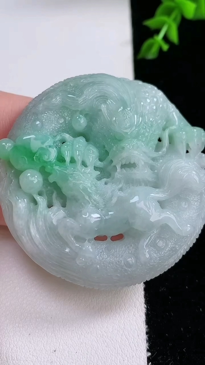 天然A货翡翠龙牌吊坠，尺寸55.1-13.2，重:61.15g
4月17日