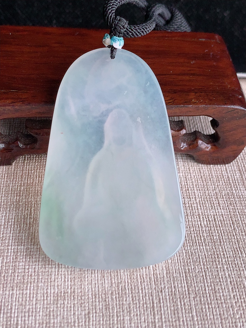 天然A货翡翠晴水观音吊坠 
尺寸59.6-38-5.5mm 重量29.44g 0415