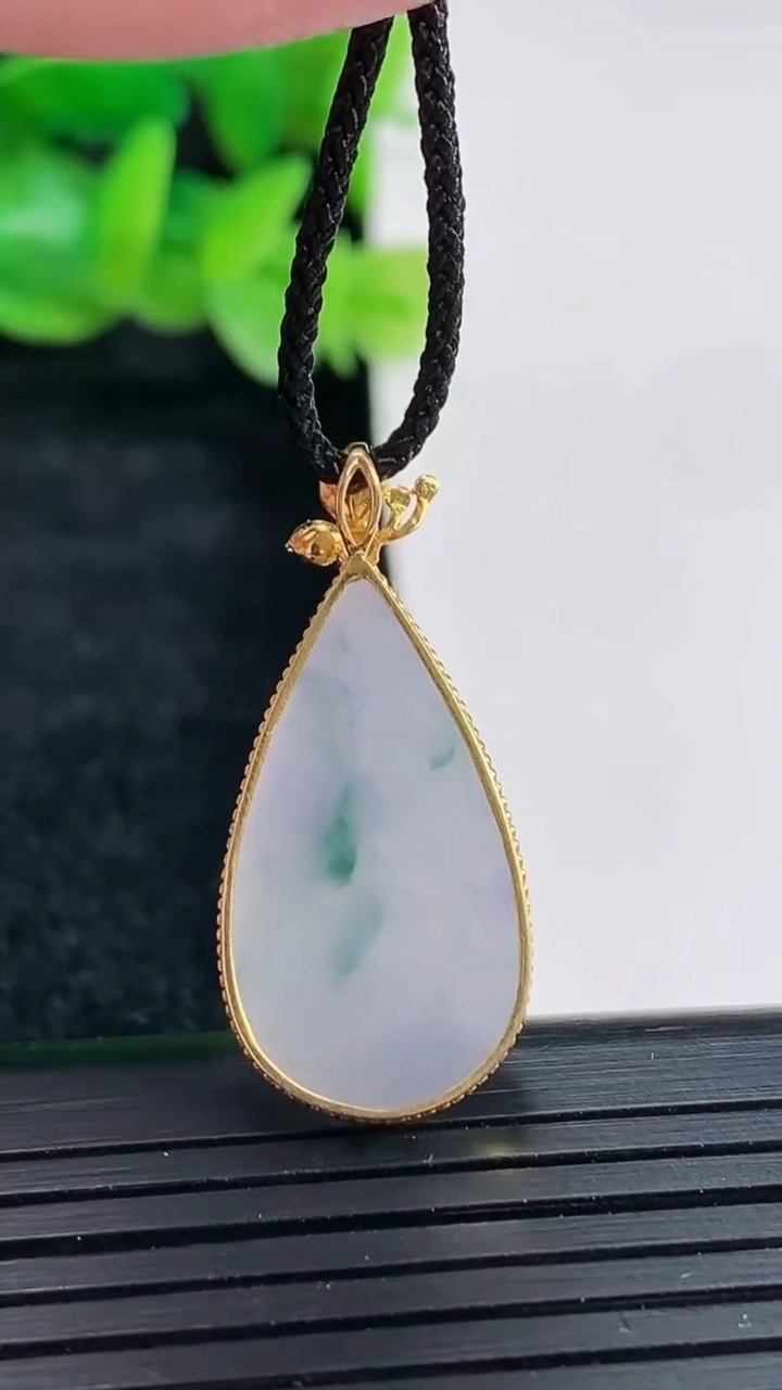 天然A货翡翠18k金紫罗兰飘花水滴吊坠尺寸30-14-2.6，裸石23-12.5重量:2.50g
4月17日