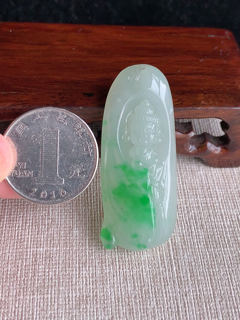 天然A货翡翠飘阳绿宝宝佛吊坠  
尺寸48.2-20.4-11mm 重量17.90g 0415