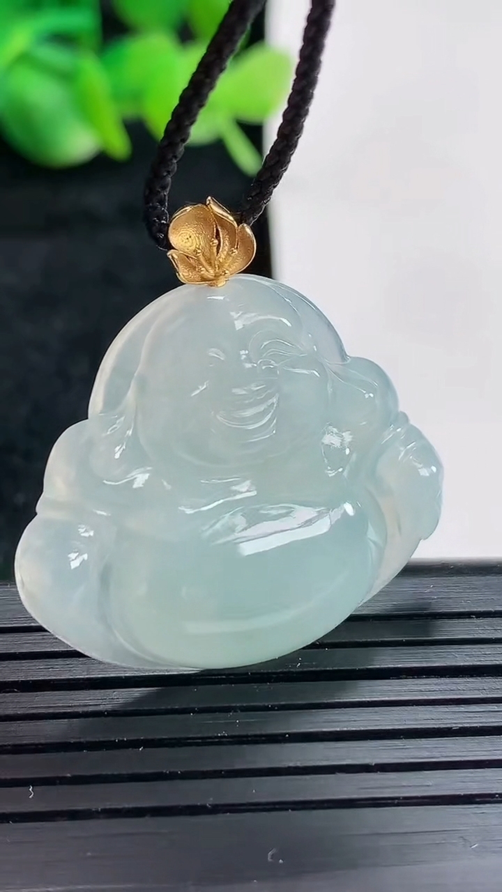 天然A货翡翠佛公吊坠尺寸26.5-31-5.5重量:6.92g
4月17日