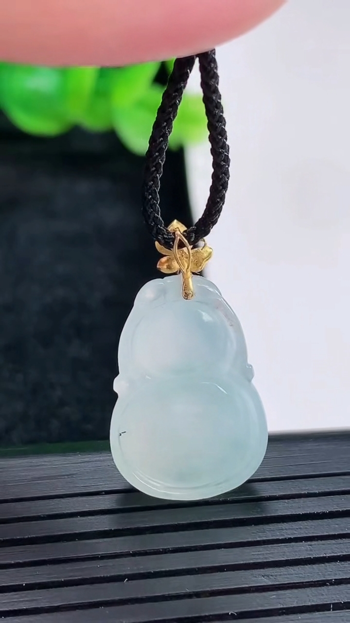 天然A货翡翠种白冰葫芦吊坠尺寸21-15-6重量:3.54g
4月17日