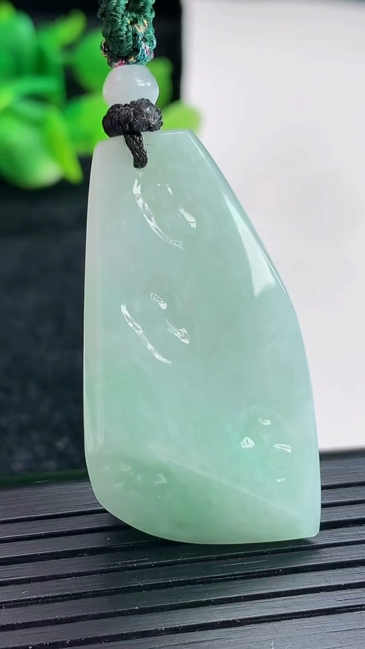 天然A货翡翠原石吊坠尺寸39-22-12重量:18.34g
4月17日