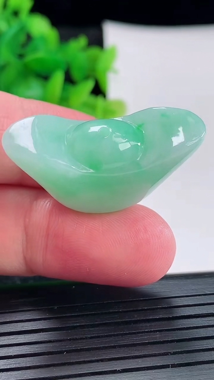 天然A货翡翠元宝吊坠尺寸34-19-12重量:14.74g
4月17日