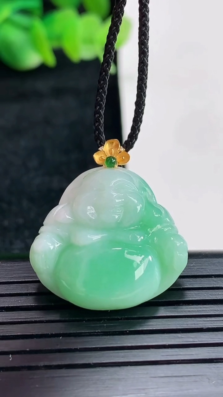 天然A货翡翠佛公吊坠尺寸21-24-6.6重量:5.89g
4月17日