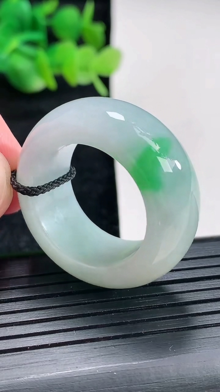 天然A货翡翠素面玉戒指扳指，尺寸21.5-12-5.8重量:17.05g2026年4月17日
工厂直销收藏佳品,种好水足，色泽均匀，有种有色，上手高大气！