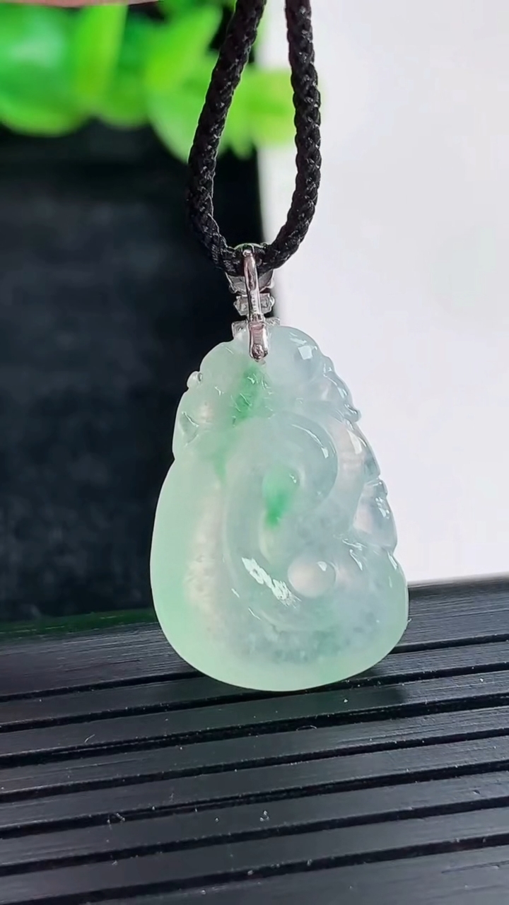 天然A货翡翠18k金飘花如意吊坠尺寸21-15.5-6重量:3.84g
4月17日