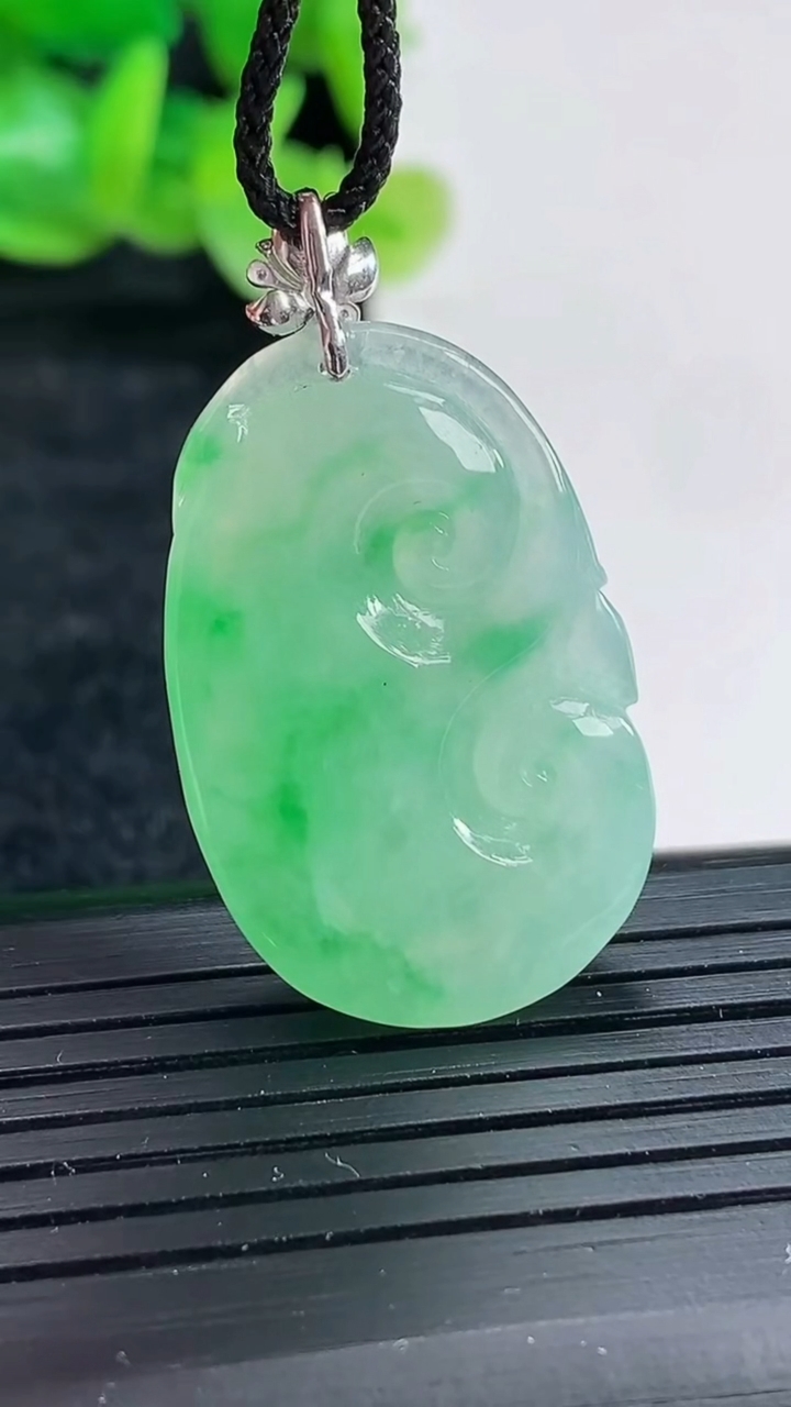 天然A货翡翠如意吊坠尺寸28.5-20-6重量:7.32g
4月17日