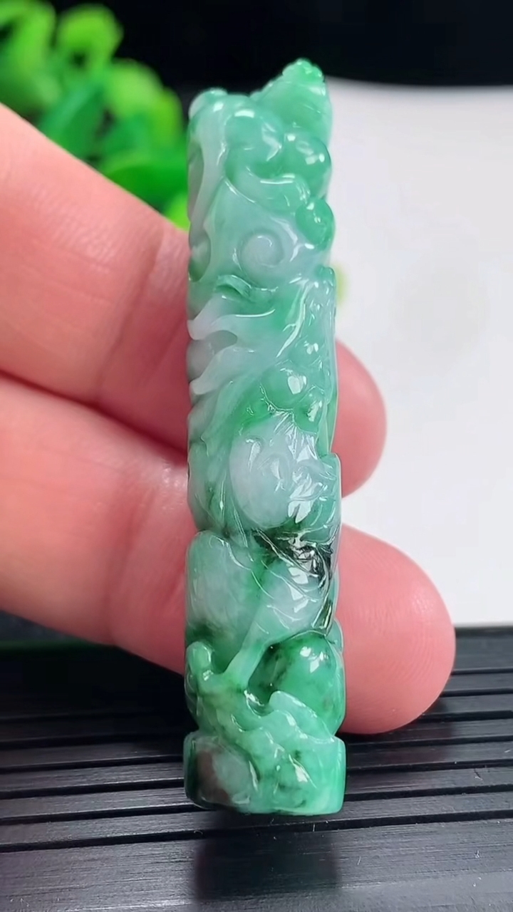 天然A货翡翠貔貅印章吊坠尺寸56.6-12.5重量:19.18g
4月17日