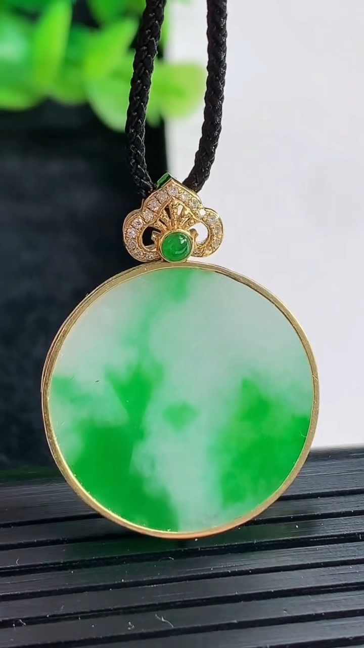 天然A货翡翠无事牌吊坠尺寸30.5-23-3.3，裸石23重量:5.00g
4月17日