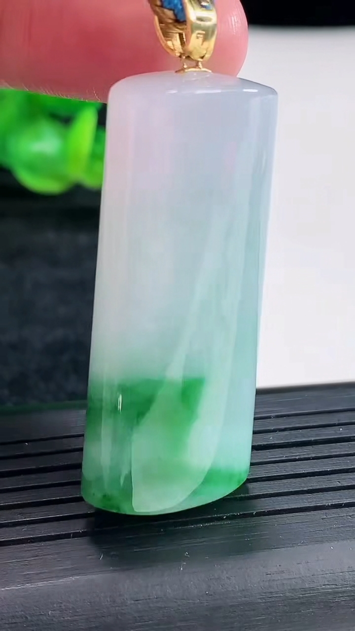 天然A货翡翠平安柱吊坠尺寸46-19.6-10.5重量:27.40g
4月17日