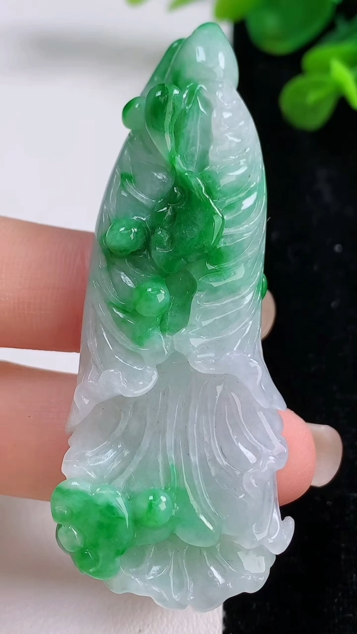天然A货翡翠白菜吊坠，尺寸68-27-13.6，重:32.95g
4月17日