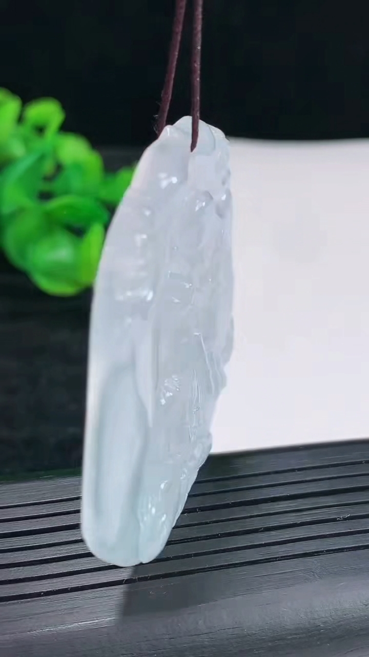 天然A货翡翠种白冰观音菩萨吊坠尺寸53-50-5.2重量:26.32g
4月17日