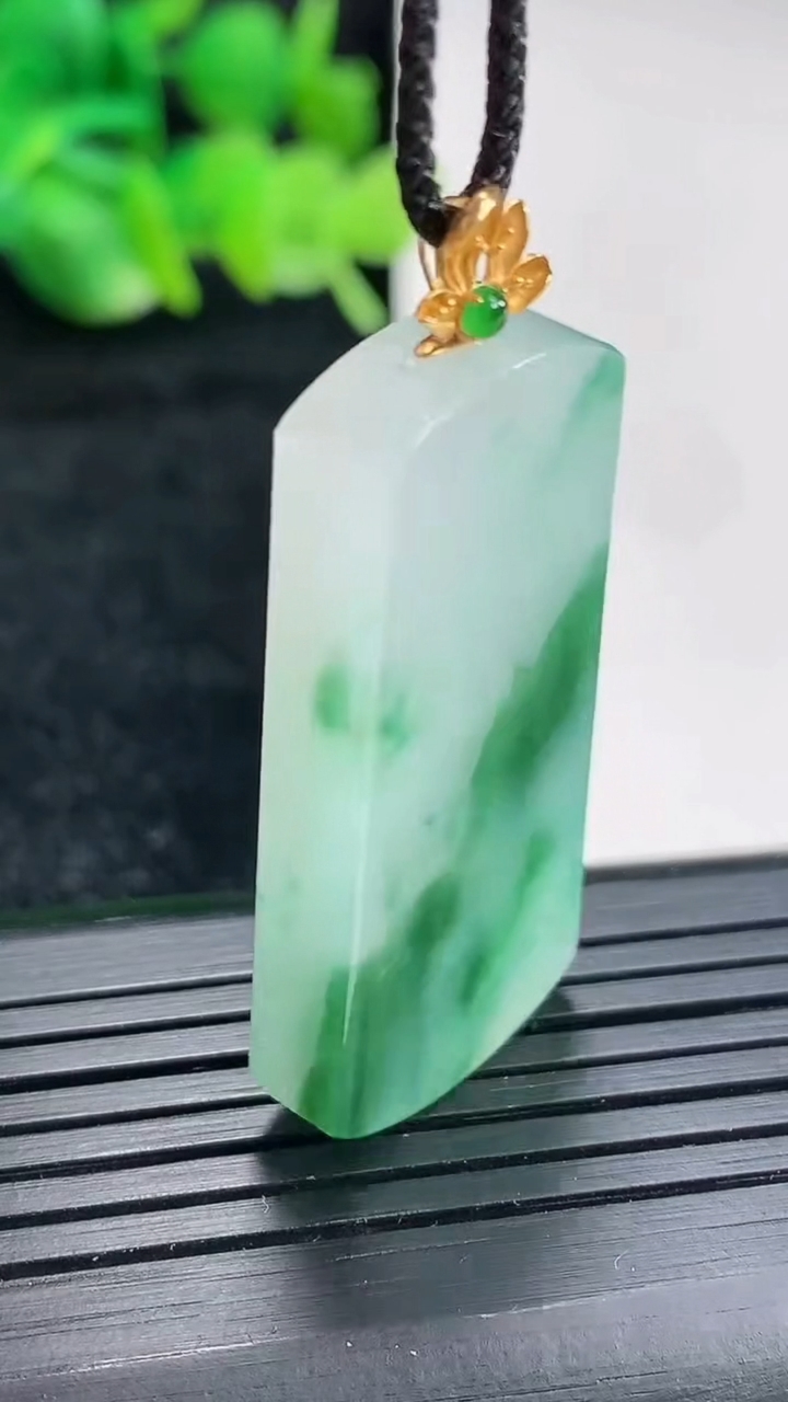 天然A货翡翠18k金飘花无事牌吊坠尺寸38-17-6重量:12.00g
4月17日