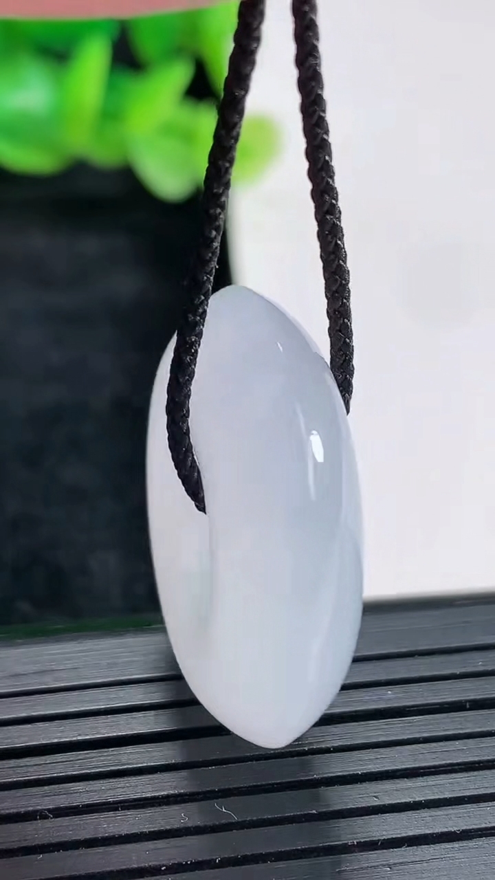 天然A货翡翠紫罗兰平安扣吊坠尺寸29-8.8重量:14.98g
4月17日