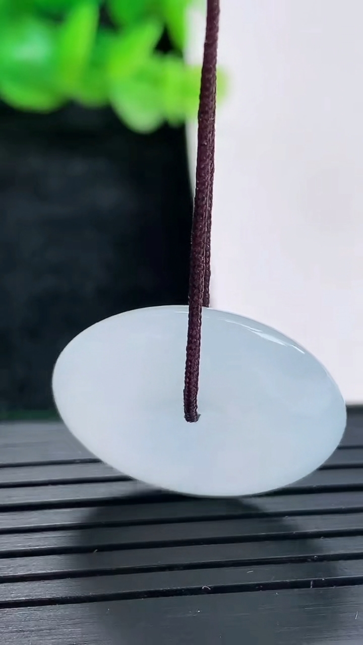 天然A货翡翠平安扣吊坠尺寸24-5.8重量:6.92g
4月17日