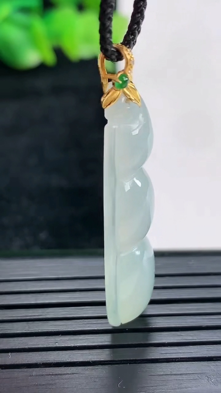 天然A货翡翠福豆吊坠尺寸36-13-5.8重量:4.76g
4月17日