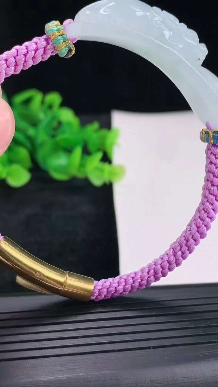 天然A货翡翠貔貅手牌尺寸45.5-13-10重量:21.24g
4月17日