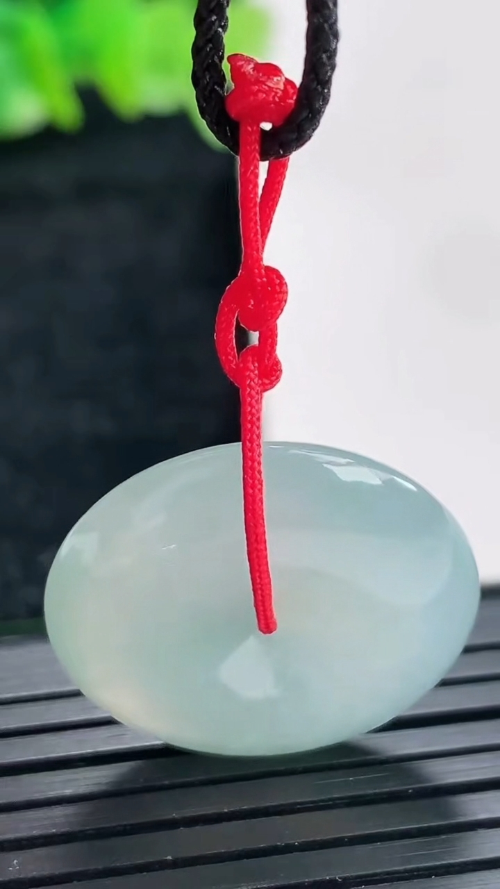 天然A货翡翠飘花平安扣吊坠尺寸23.6-6重量:6.80g
4月17日