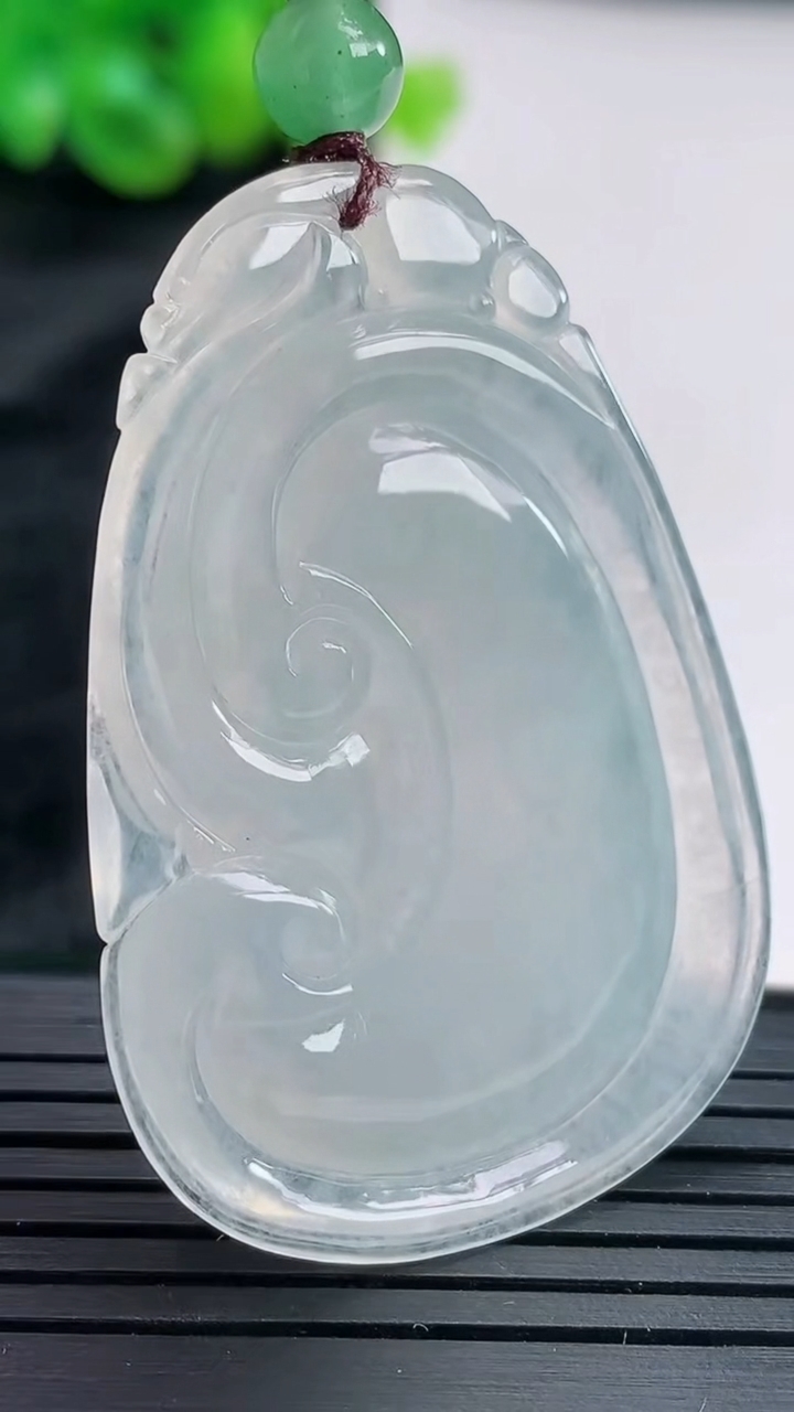 天然A货翡翠如意吊坠尺寸46-32-6重量:15.05g
4月17日