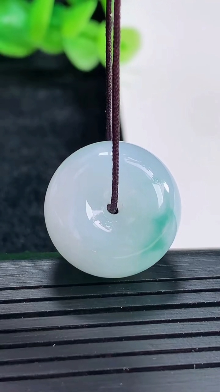 天然A货翡翠飘花路路通吊坠尺寸19.5-11.8重量:9.13g
4月17日