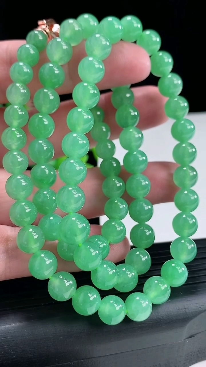 天然A货翡翠圆珠项链，尺寸8-72颗重量:60.09g4月17日
工厂直销收藏佳品,种好水足，色泽均