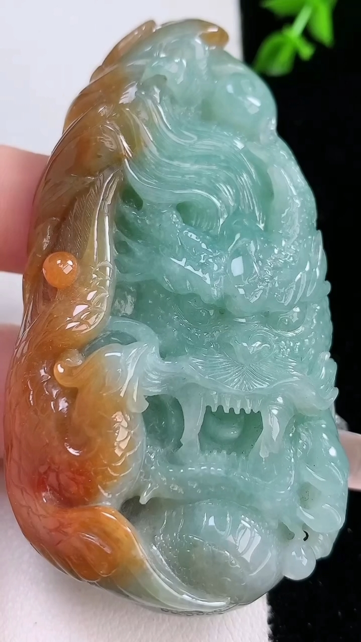 天然A货翡翠双彩龙牌吊坠，尺寸74.2-39.6-15.8，重:75.66g
4月17日