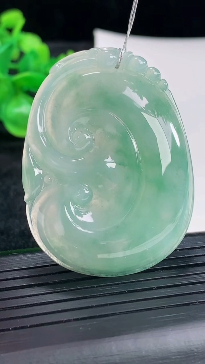 天然A货翡翠飘花如意吊坠尺寸49-37-6.2重量:20.33g
4月17日