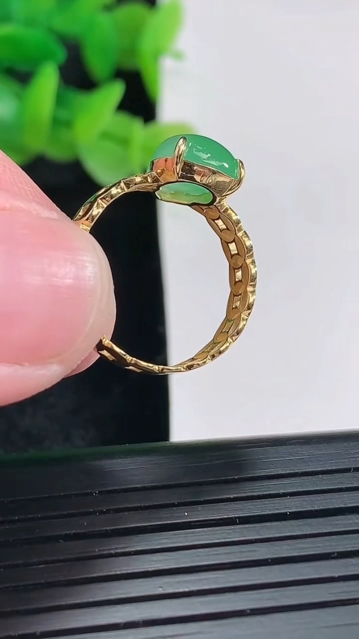 天然A货翡翠葫芦戒指尺寸内径17，尺寸11-8-5重量:2.36g2026年4月17日
工厂直销收藏佳品,种好水足，色泽均匀，有种有色，上手高大气！