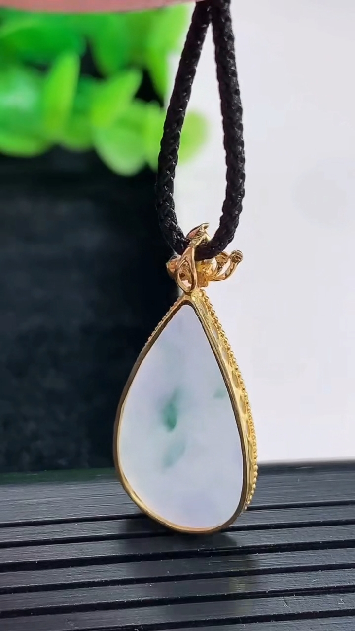 天然A货翡翠18k金紫罗兰飘花水滴吊坠尺寸30-14-2.6，裸石23-12.5重量:2.50g
4月17日