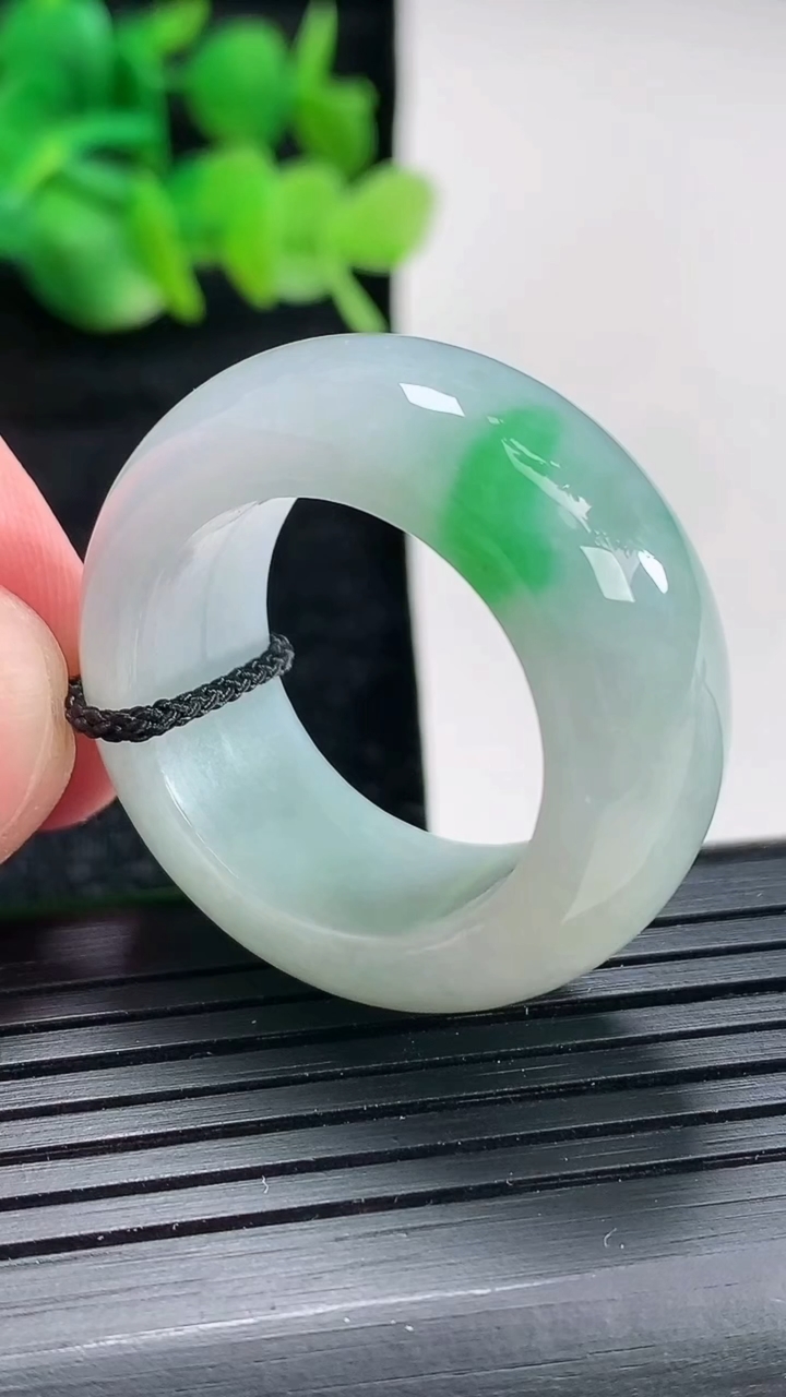 天然A货翡翠素面玉戒指扳指，尺寸21.5-12-5.8重量:17.05g2026年4月17日
工厂直