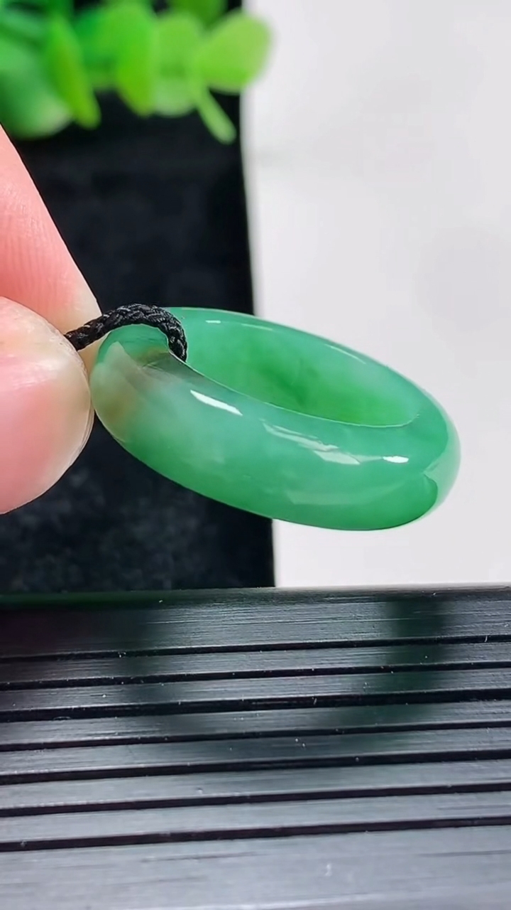 天然A货翡翠玉指环戒指尺寸17.2-6.6-4.2重量:5.39g2026年4月17日
工厂直销收藏佳品,种好水足，色泽均匀，有种有色，上手高大气！