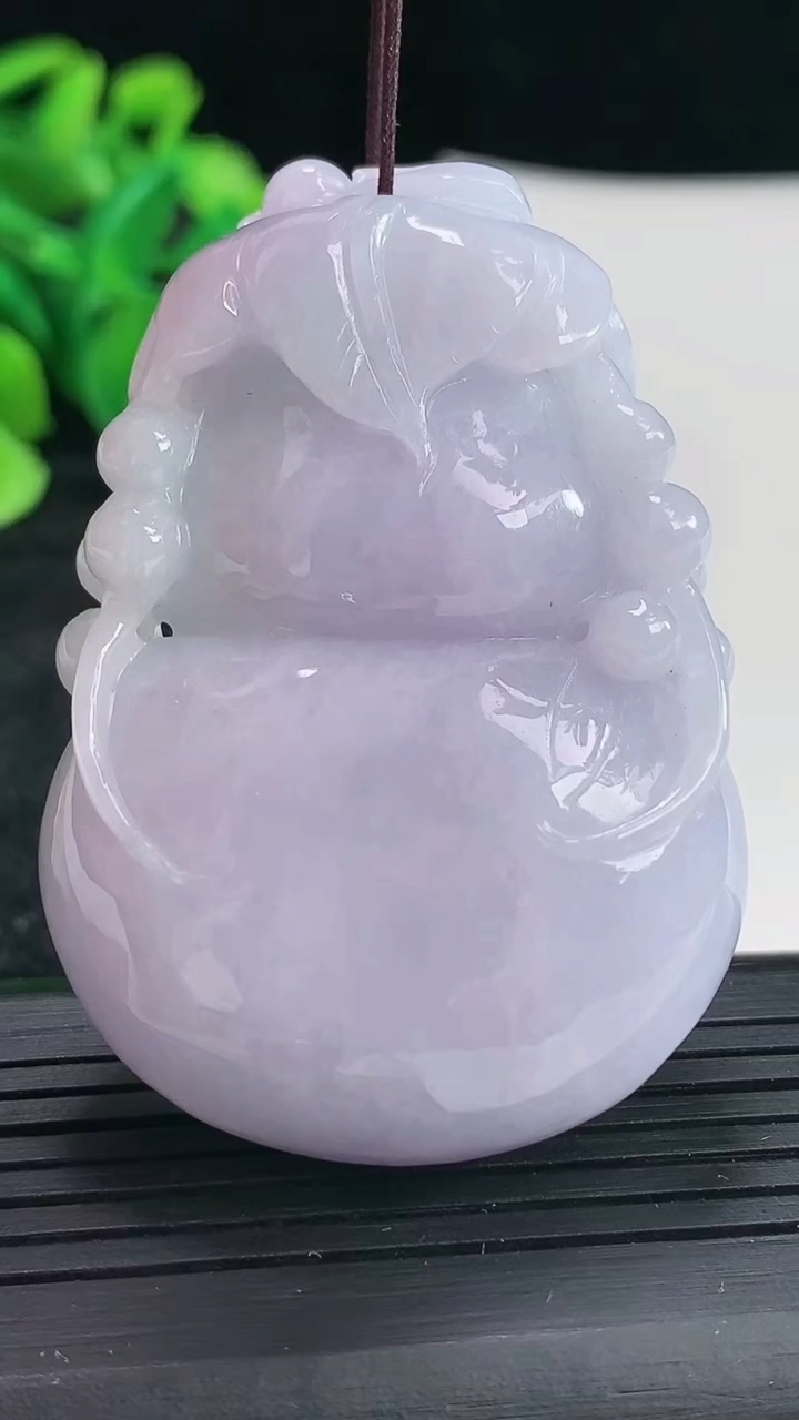 天然A货翡翠紫罗兰葫芦吊坠尺寸55.6-38.6-12.8重量:55.49g
4月17日