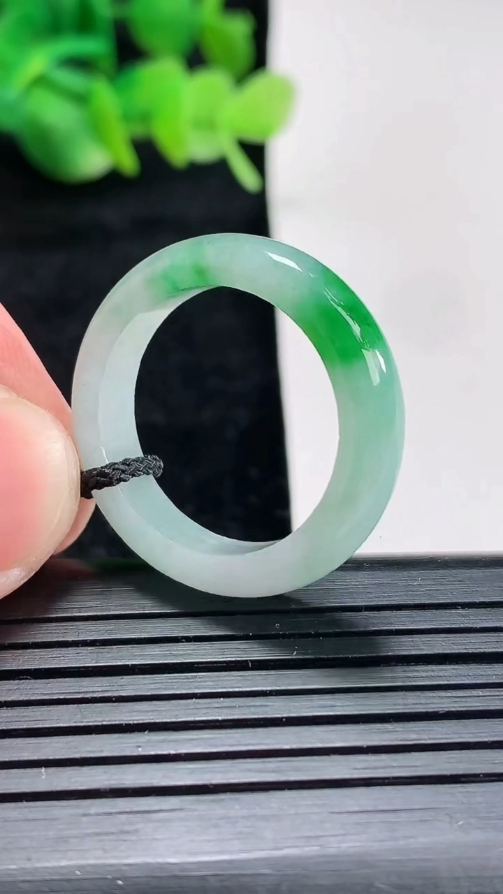 天然A货翡翠玉指环戒指尺寸20-5.5-4重量:4.44g2026年4月17日
工厂直销收藏佳品,种好水足，色泽均匀，有种有色，上手高大气！