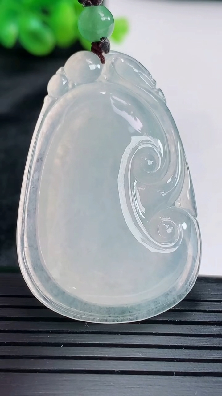 天然A货翡翠如意吊坠尺寸46-32-6重量:15.05g
4月17日